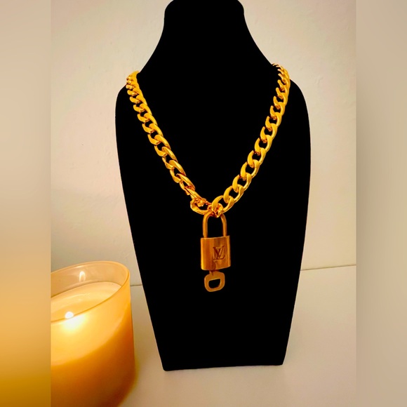 AUTHENTIC Louis Vuitton, brass padlock and key pendant necklace - Picture 1 of 7